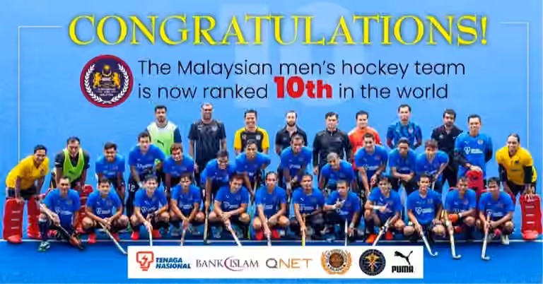 malaysian hockey team posing to celebrate being ranked 10th in the world
