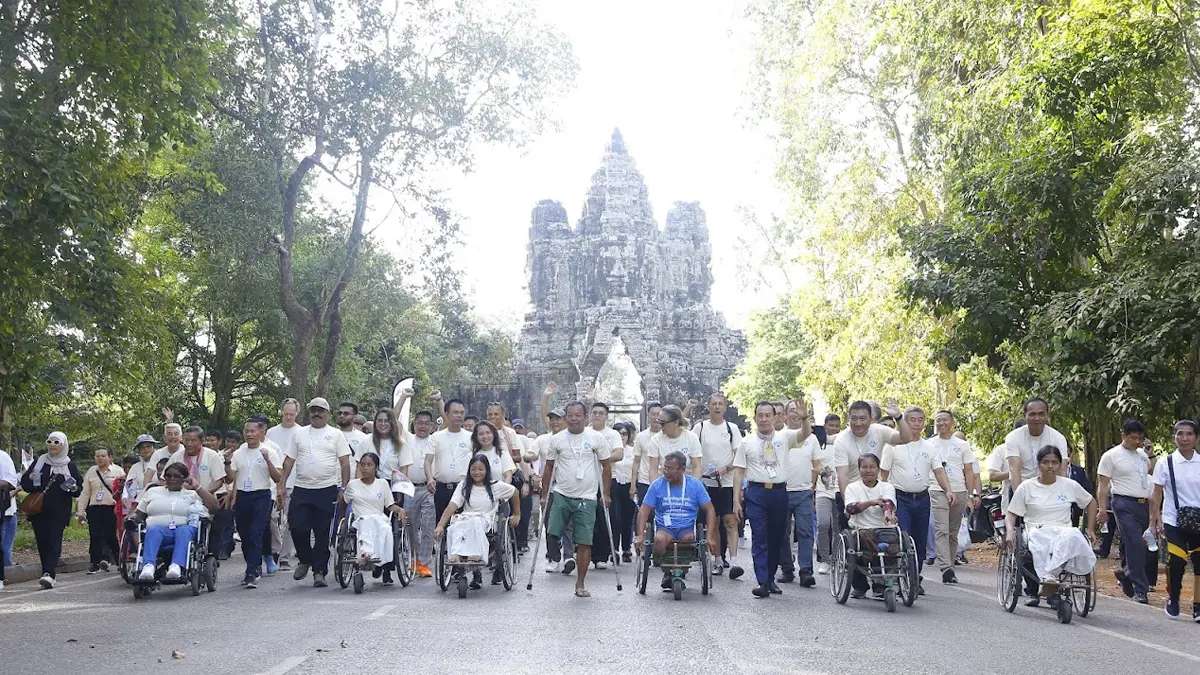 Participants in the march for a mine-free Cambodia sponsored by QNET, in front of Angkor Wat